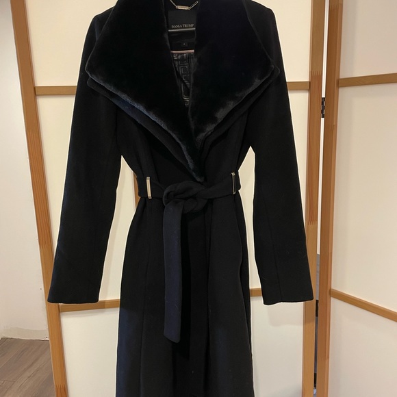 Ivanka Trump black coat - Picture 3 of 5